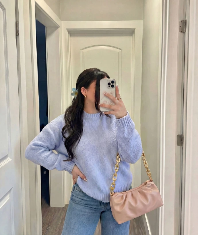 Customer holding Reena ladies handbag after delivery in Pakistan