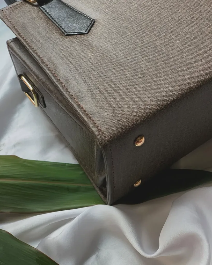 Q76 LAVISH GRACE ,  Reenaali, Reena, Reena Ali, iamreenaali, Reena bags, Reenaali bags, Reenahandbags,Reenaalibag,Reenatotebags,Reenaalitorebags,Reenanewbags,handbags,totebags,onlinehandbags, (4).webp
