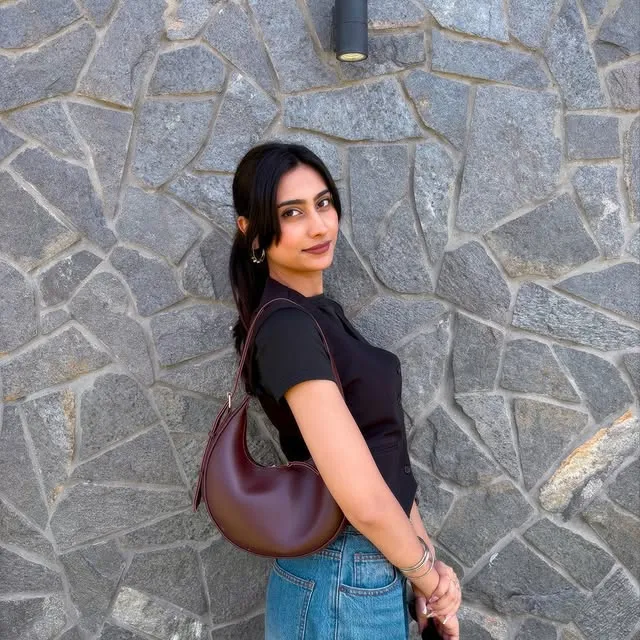 reena-ali-stylish-handbags-pakistan, reenaali-tote-bags-online-pakistan, premium-leather-handbags-reena-ali, trendy-crossbody-bags-reenaali-com, new-arrival-ladies-bags-pakistan, reenaali.com.jpg (3).webp