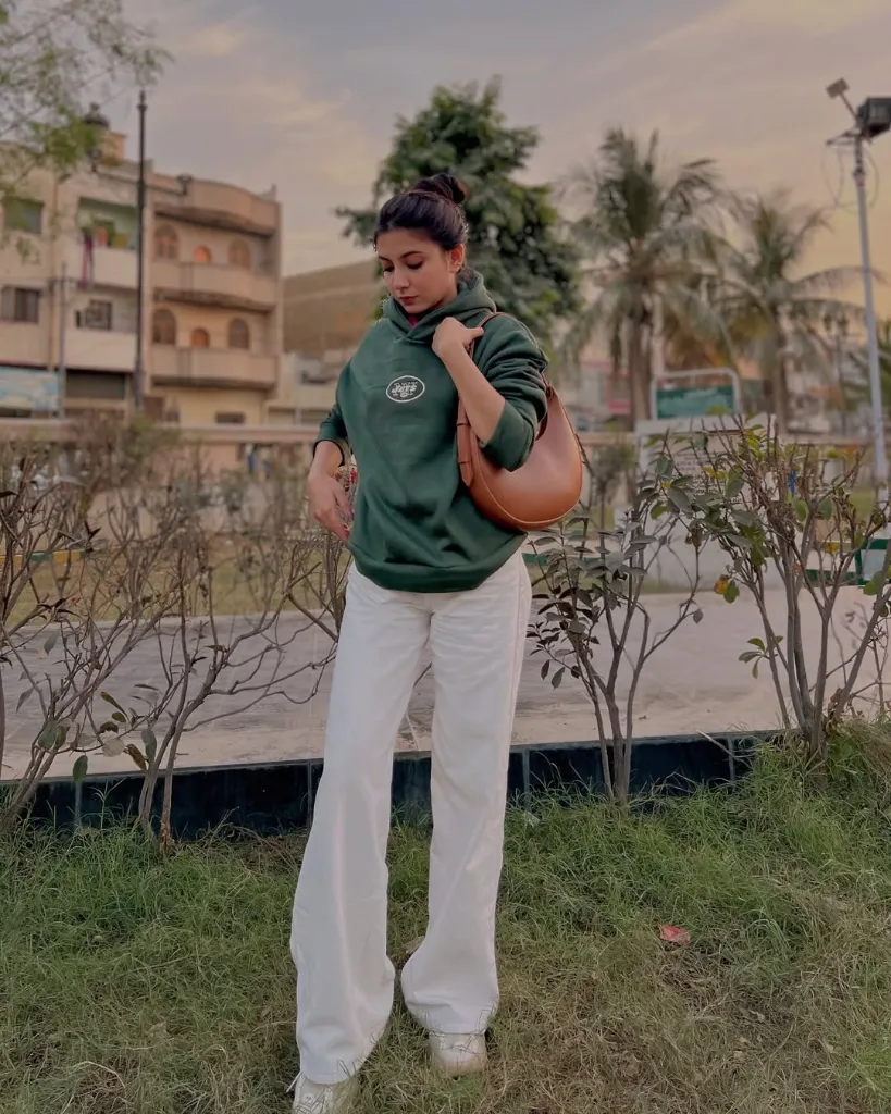 reena-ali-stylish-handbags-pakistan, reenaali-tote-bags-online-pakistan, premium-leather-handbags-reena-ali, trendy-crossbody-bags-reenaali-com, new-arrival-ladies-bags-pakistan, reenaali.com.jpg ( (7).webp