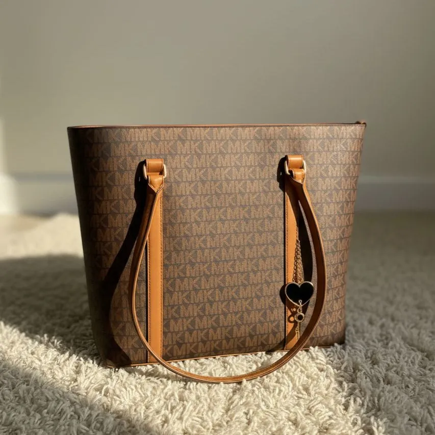 P27 Veea ,  Reenaali, Reena, Reena Ali, iamreenaali, Reena bags, Reenaali bags, Reenahandbags,Reenaalibag,Reenatotebags,Reenaalitorebags,Reenanewbags,handbags,totebags,onlinehandbags, reenaali.com (2).webp