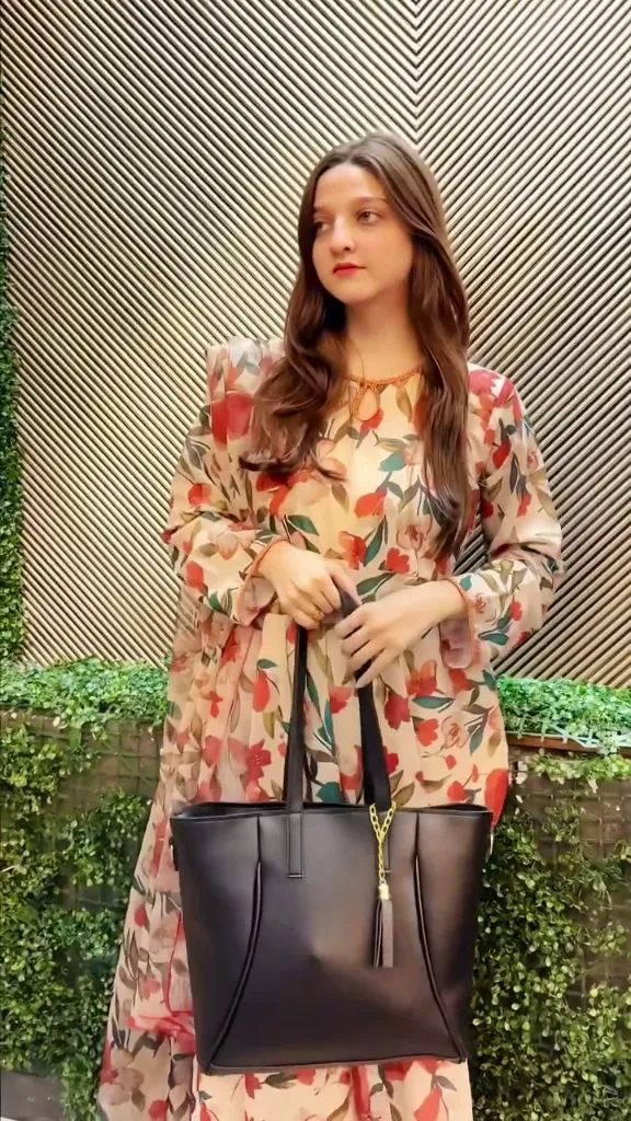 P40 Fexa , Reenaali, Reena, Reena Ali, iamreenaali, Reena bags, Reenaali bags, Reenahandbags,Reenaalibag,Reenatotebags,Reenaalitorebags,Reenanewbags,handbags,totebags,onlinehandbags (2).webp