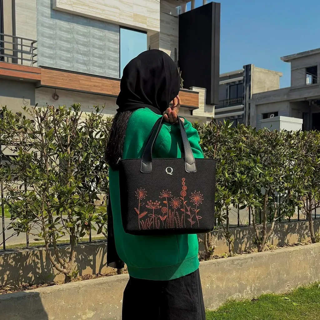 P52 Classic embroidary ,  Reenaali, Reena, Reena Ali, iamreenaali, Reena bags, Reenaali bags, Reenahandbags,Reenaalibag,Reenatotebags,Reenaalitorebags,Re (1 (3).webp