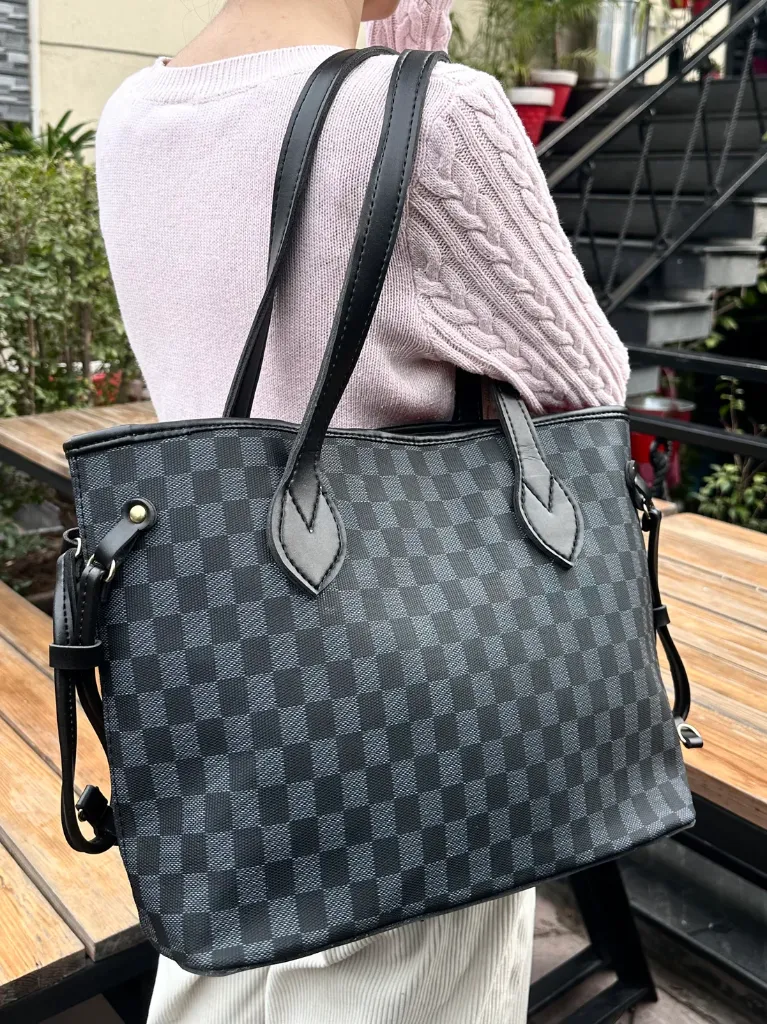 x104 The chrocodile ,  Reenaali, Reena, Reena Ali, iamreenaali, Reena bags, Reenaali bags, Reenahandbags,Reenaalibag,Reenatotebags,Reenaalitorebags,Reenanewbags,handbags,totebags,reenaali.com ( (16).webp